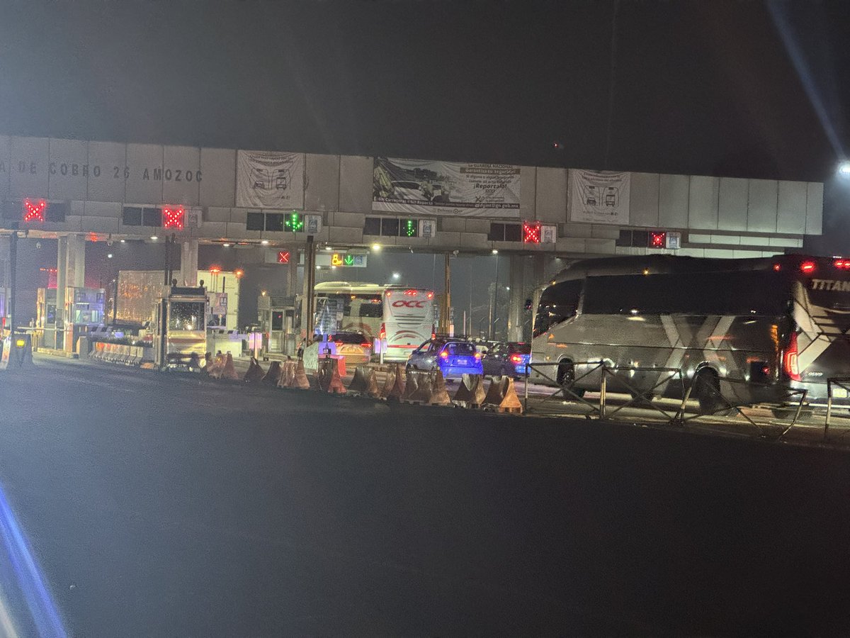 DulceOJuarez1's tweet photo. @CAPUFE De nueva cuenta una porquería su caseta de Amozoc la súper fila a  todo lo queda y solo 2 carriles de 5 es increíble, contraten a más gente de verdad que pena dan!! Hagan algo en esta autopista asaltan mucho no podemos estar mucho tiempo en la fila a estas horas https://t.co/2NHF9cW7JR