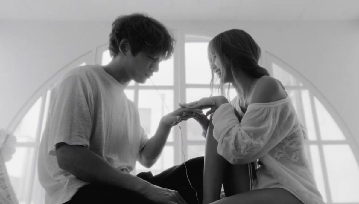 Trailer คือพูดถึงมุมมองของผช.ที่ทำได้แค่มองคนรักเป็นครั้งสุดท้ายคนเดียวอย่างเงียบๆ ไม่สามารถย้อนเวลากลับไปได้ แต่ตัว shot film คือมุมมองที่ฝั่งผญ. เป็นฝ่ายโดนทิ้งแทนแบบจากตาย ทำได้พบเจอกันแค่ในความฝันเพราะมันเป็นสถานที่ที่เรียลสุดแล้ว 

DREAM FILM OUT NOW
#LISAxDREAM