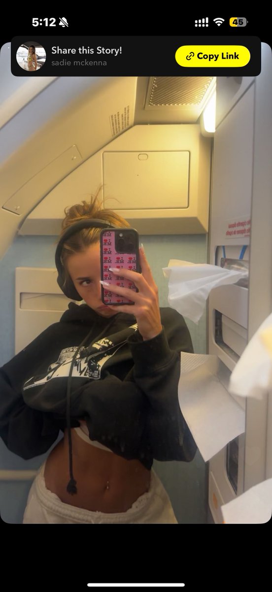 wallet__abuse's tweet photo. I’ve been here since august 1st 😌 ✈️ 

Ignoring all of you wagecucks relaxing on the beaches feeding elephants 🐘💘

I don’t even have to speak to yall keep printing me cash, you’ve sexualized being my passive income 💸🤑 https://t.co/F9WZCXSNDs