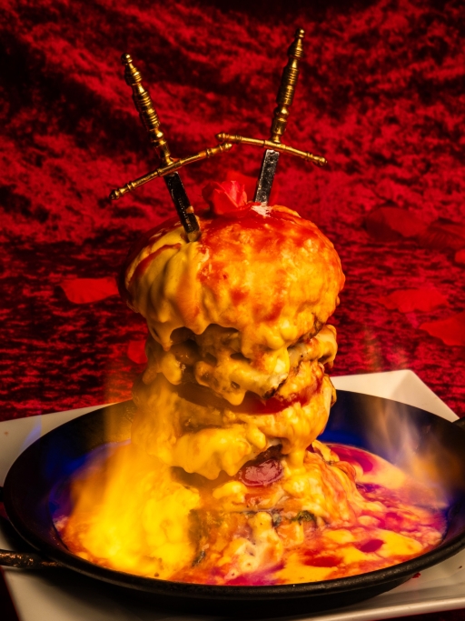 Diamond_dining_'s tweet photo. 「ハイカロリー上等！欲望のままに食せよ！」 と魔界から @fromVampireRose #ローズ伯爵 の囁きが…🌹
🦇魔夏のギルティー #ヴァンパイアカフェ に登場❗️

魔死（マシ）、魔死魔死（マシマシ）まであるらしい…
🍔🧀"ギルティー"の全貌はコチラ🥞🍯
https://t.co/ydD3QK2dxB https://t.co/UPQAZ8XAw5