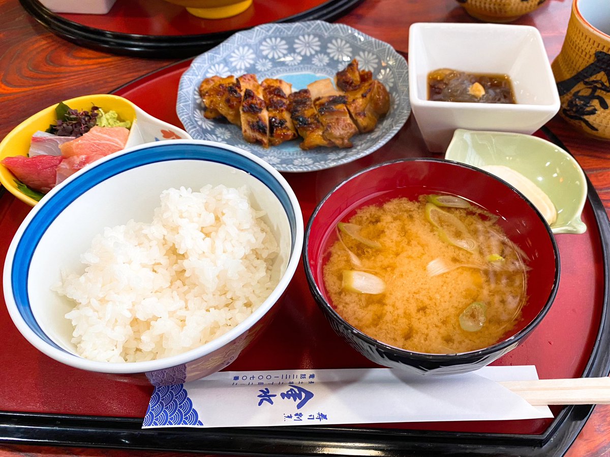 MoFutaba's tweet photo. 実家のお墓参り後
長土塀にある「寿司割烹金水」でランチ
私は刺身盛合せと鶏もも味噌漬け
娘は刺身盛合せと天婦羅
味噌漬けはしっかり味が染みててごはんに合うψ(´ڡ`♡) ŧ‹"ŧ‹"

ごはんおかわり無料
ランチコーヒー無料(セルフ)
定休日土日祝
(お盆期間15日迄毎日営業)

次回は要予約の寿司ランチ！ https://t.co/db5cIINyo3