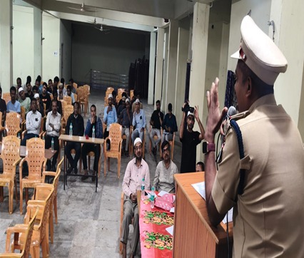 #JANJAGARAN: RPF/Shivmogga Town officer &amp; staff conducted an awareness campaign 'Jan Jagrathi' at Muslim Hostel at SMVT, educating students &amp; community leaders rly safety,trespassing,stone-pelting &amp;cleanliness, highlighting legal consequences &amp; imp of following rules. <a href="/RPF_INDIA/">RPF INDIA</a>