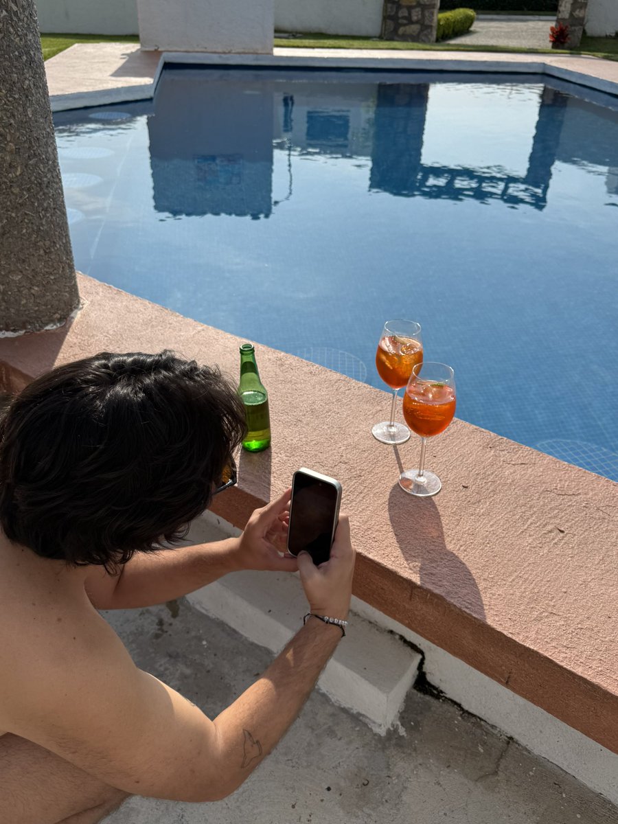 feercmb's tweet photo. 1,2,3… Aperol 🍊🦀✨ https://t.co/pbCI42BoqF