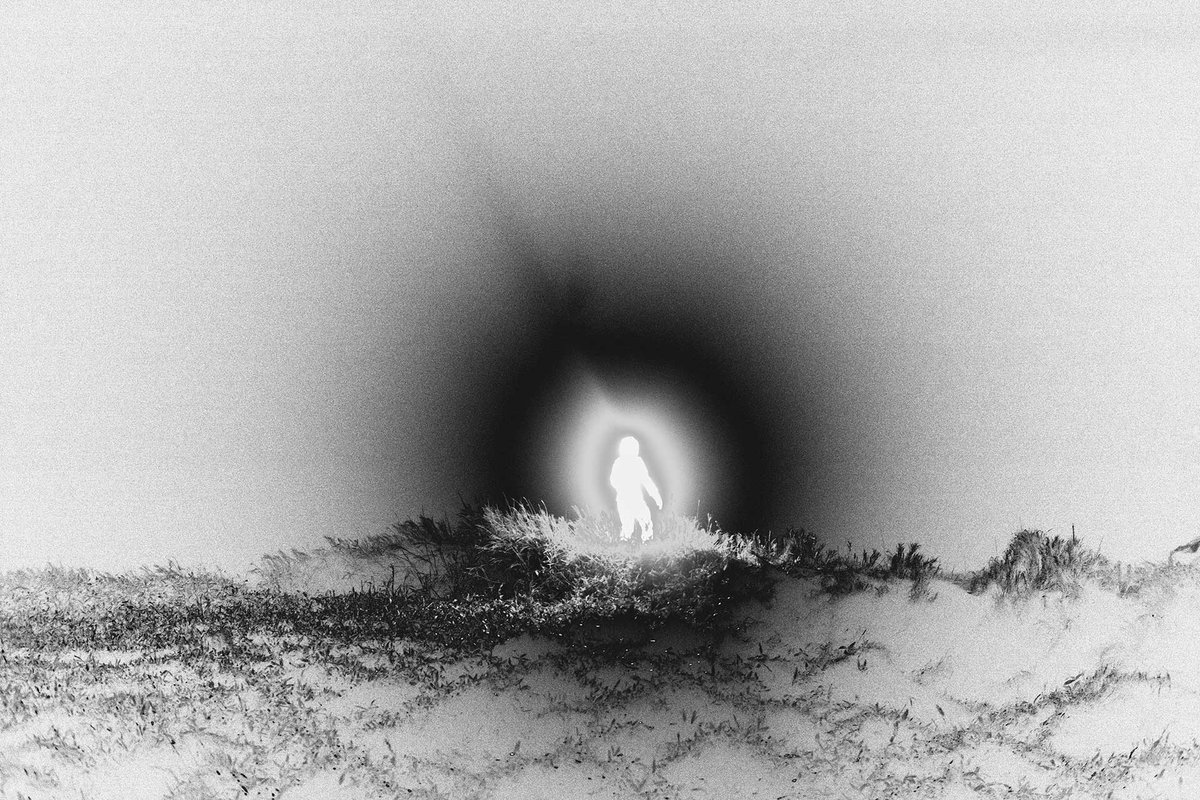THEFASHIONPOST's tweet photo. 本来の「光」とは何かを問い投げる。写真家・水谷太郎が個展「12000」を開催。ファッションフォトグラファーとして数々の雑誌を手掛ける一方で、ライフワークとして世界各地の情景を詩的に切り取る水谷太郎。外苑前のギャラリースペース (Tentative) にて開催される個展「12000」は、水谷が写真を扱う中で根源的に抱いていた「光」についての興味をテーマとしている。本展は、写真、オブジェを用いたインスタレーションで構成される。また、本展と同名の作品集『12000』も会場にて販売される予定だ。会期は、8月16日(土)から8月31日(日)まで。

https://t.co/cBna47LQZP

#水谷太郎