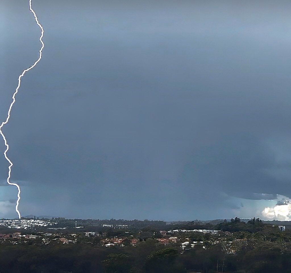 BOOM !! My view at the moment from Upper Mt Gravatt as winter thunderstorms roll across the area again! ⚡️ #brisbane #winter #storm
