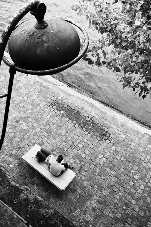 SexxxoSentido's tweet image. Mi alma, 
un degradé de anhelos, 
se alzó rebelde, libre, 
en un latir bohemio.

Tú, pincel de mi caos, 
con paleta de colores vivos,
pintaste en mi existencia
los tonos cálidos y fríos.

Me hallaste en mi burbuja,
cristal de falsos brillos,
y con tu espíritu errante
deshiciste…