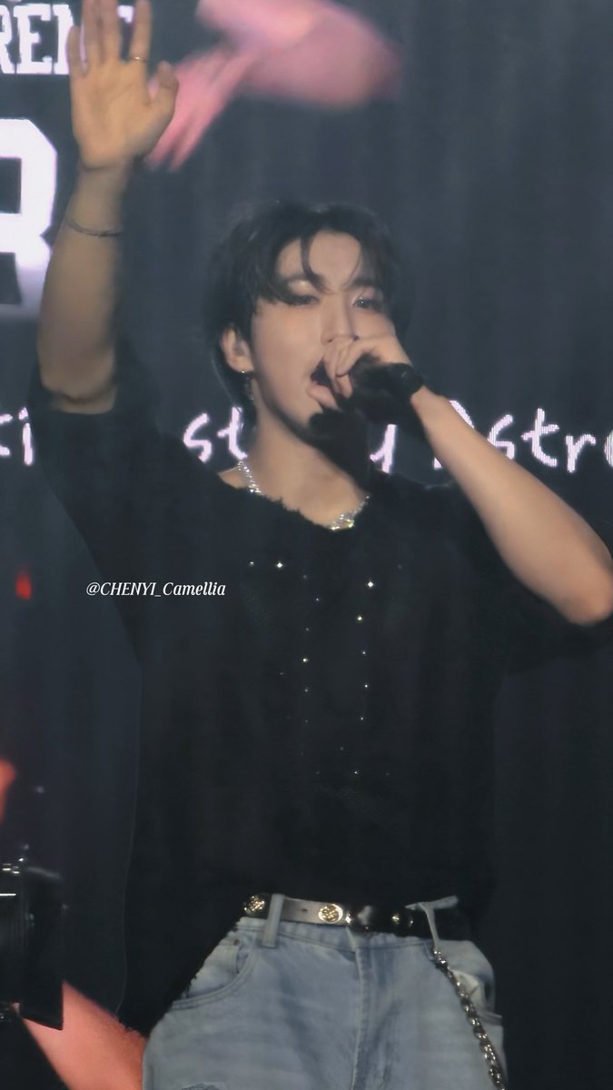 Cutie Jisung in Longly street