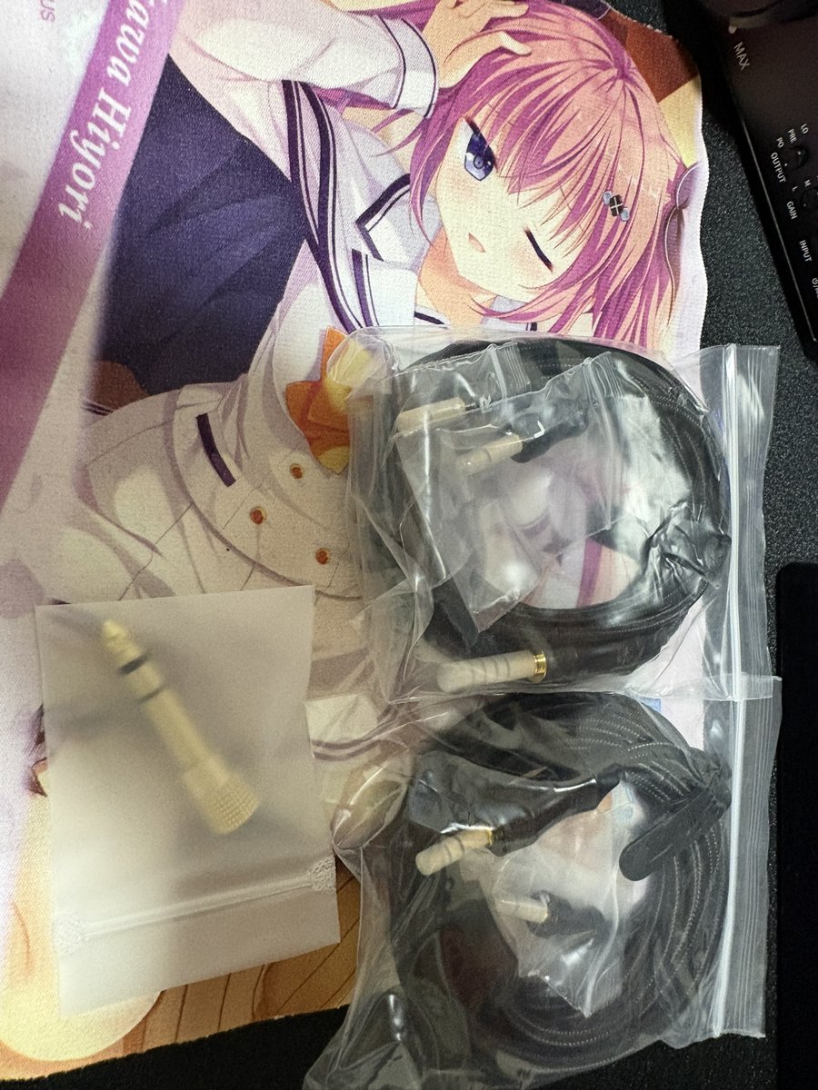 FiioのFT1 PROで平面オープン型デビュー🎊
高域が刺さらずキレイに抜け低域もしっかり聴ける(気がする)
4.4mmも付属していて👍🏻
アームやアジャスター辺りの作りが少しチープだけど3万台でだしてくれる企業努力に感謝。
これとk11とかで5万台で揃うのはスゴい。