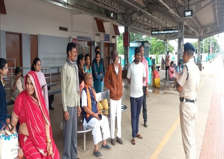 #JANJAGARAN: RPF/Chikjajur staff conducted an awareness program at Chikjajur Rly Station, educating passengers on safety issues like trespassing and promoting the use of security helpline No. 139, while also conducting an anti-sabotage check with GRP and dog squad. <a href="/RPF_INDIA/">RPF INDIA</a>