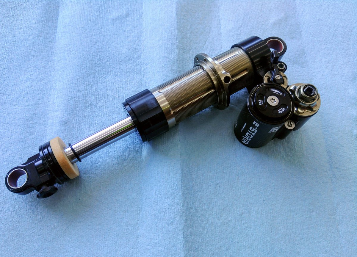 OVERRIDES_MTB's tweet image. EXT eSTORIAのOHと併せて210/55から230/62.5へ全長とストロークを変更。ヘッドユニット周辺とピストン周辺以外は最早別部品ですが。コレが国内で出来るのがEXTのメリットの一つです。バイク替えたら今までの高性能ショックが付かない、と言う事態を最小限のコストで回避出来ます。
#EXT
#ESTORIA