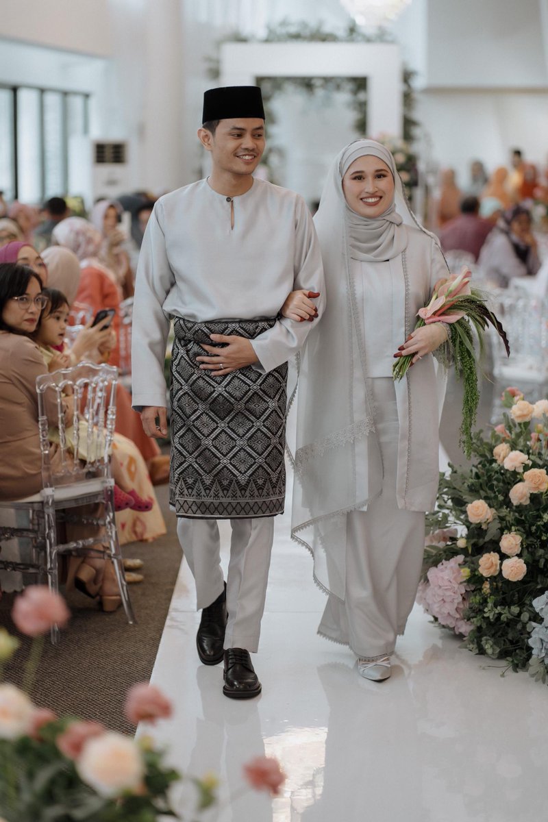 jepandjay's tweet photo. Tak perlu tunggu fairytale kalau realiti dah sebegini indah. Hari ini, kita bukan sekadar melangkah ke pelamin, kita melangkah ke satu dunia di mana she dan he jadi ‘kita’ selamanya. https://t.co/gloD4MBpwf