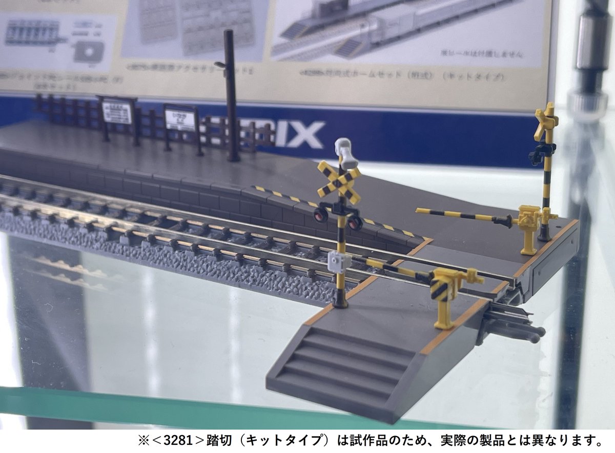 以前ご紹介した構内踏切は近代的な雰囲気でしたが、もっと古めの風景を