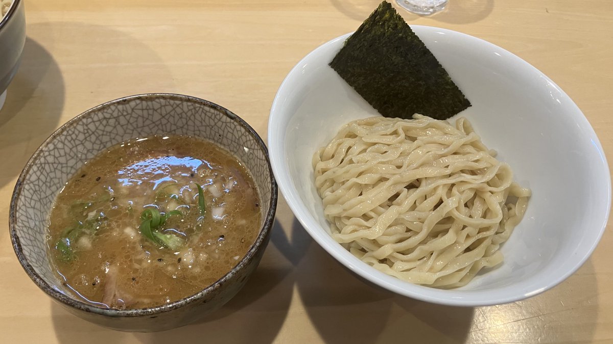 麺庭つむぎにて
お店のアカウント<a href="/mentei_tsumugi/">麺庭つむぎ</a> 
〈限定〉
豚骨魚介つけ麺（醤油）

そして勿論？今日の2杯目はこちらの
コラーゲンたっぷりな軍鶏白湯と
お酢も効いた濃厚豚骨魚介つけ麺です！🤣
豚骨魚介らーめんは塩味にしてスープを
堪能したかったのでつけ麺は醤油味にして正解でした！😆