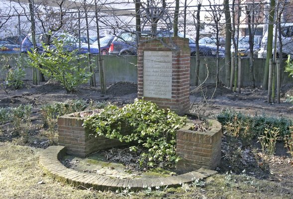 Een van de oudste monumenten uit de Tweede Wereldoorlog staat bij kasteel Binckhorst in Den Haag. Het monument is onthuld op 14 augustus 1940. 
Mei 1940 waren in het kasteel militairen van de VII-de Zoeklichtafdeling van de landmacht gelegerd. Drie van hen kwamen om het leven. 1)
