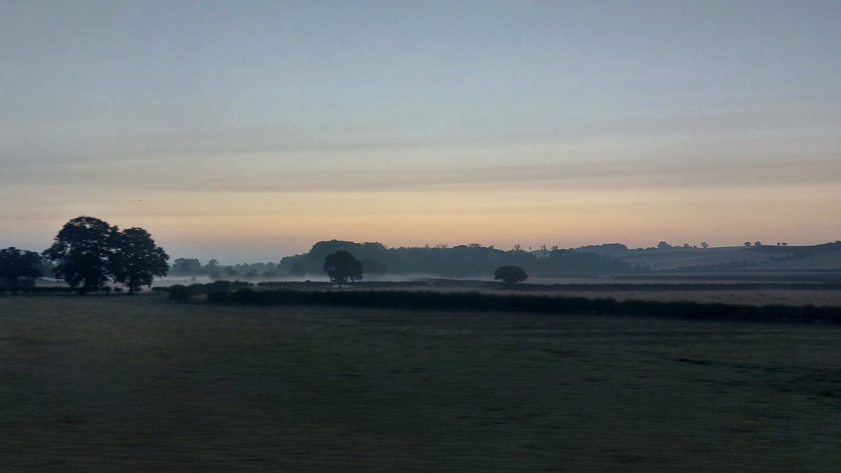On the early train a few mins before sunrise

16°C North Bucks/North Oxon borderlands