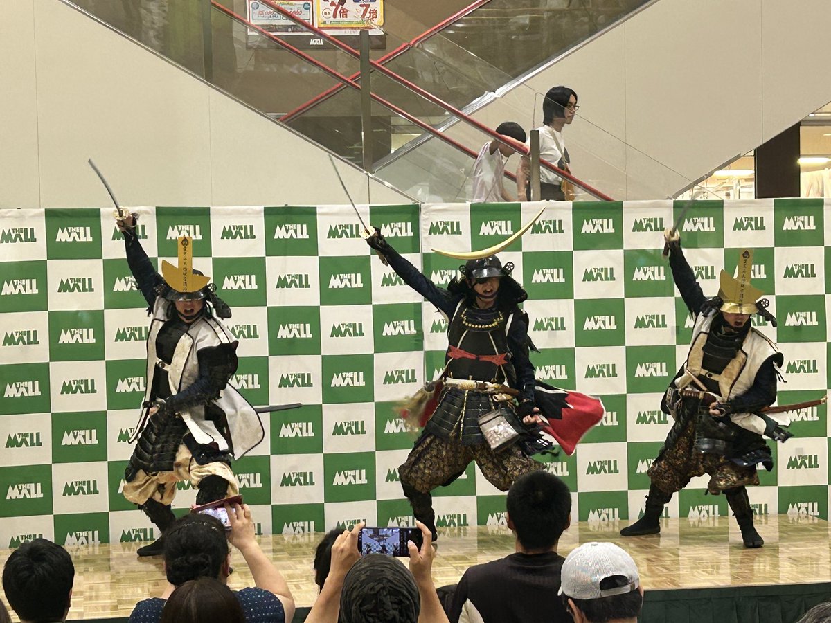 BushoKart's tweet photo. 皆の衆、本日は伊達武将隊の方々がザ・モール仙台長町に出陣され、演武を披露され、じゃんけん大会や記念撮影で来場の人々と交流を図られたのじゃ。大層盛り上がっていたぞ。次の出陣は15時からじゃ！#武将カート #伊達武将隊 #伊達武将隊15周年 #ザ・モール仙台長町 https://t.co/45oRTnzC1g
