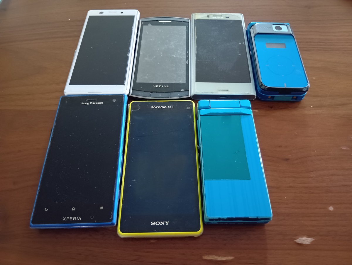 simoyan_8's tweet photo. 懐かしい機種たち。
バッテリー発火懸念から処分します。 https://t.co/zNCtbIeO6Y