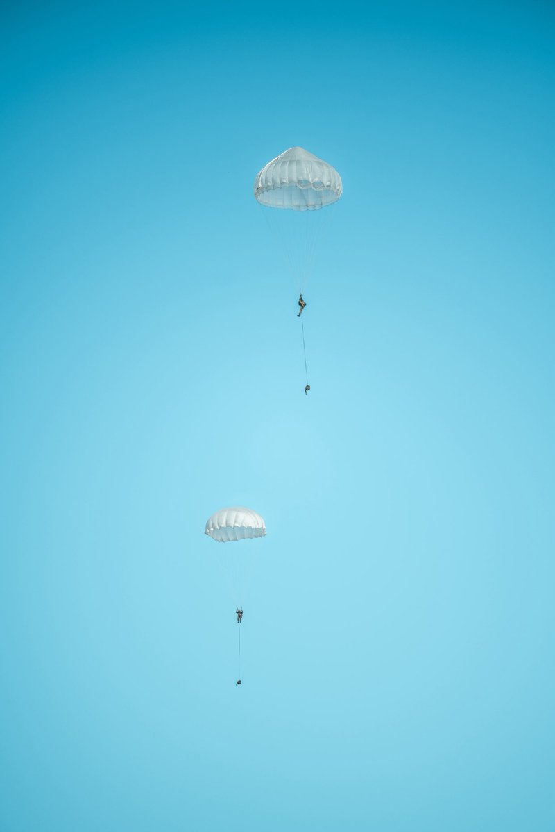 … SKOK! 🟢

13 sierpnia 2025 r. żołnierze 6 Brygada Powietrznodesantowa im. gen. bryg. Stanisława Sosabowskiego wykonali skoki spadochronowe na zrzutowisko na terenie Pustyni Błędowskiej. 

Szkolenie spadochronowe w #6BPD nie zwalnia.🤝 ✈️ 

📸 Dawid Cisło