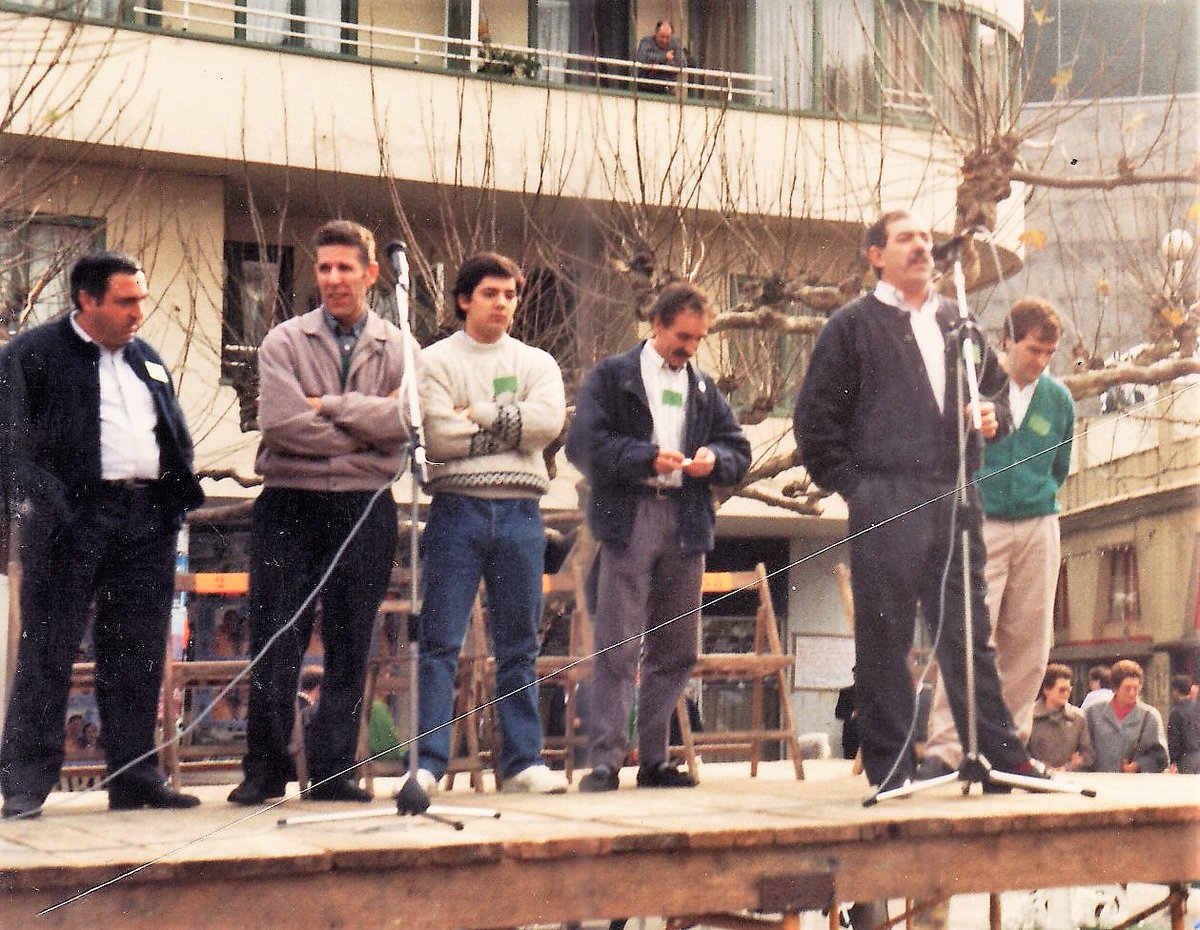 Abuztuaren 9an hil zen Jose Mari Aranbarri Etxaburu (Ondarroa 1943), “Botx” ezizenez ezaguna, erreferentzia Ondarroako #bertsolaritza n , Jon Arrizabalagarekin batera. Elkarrekin idatzi zuten euren ibilbideari buruzko artikulu hau: labur.eus/kboav7hi
🌹Biba Botx!