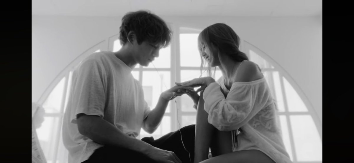R_Lurrar's tweet photo. ดู 10 รอบ น้ำตาไหล 10 รอบ 🥹
เป็น Short film ที่ดีมาก แสง เสียง ภาพ อารมณ์ ลิซ่าทำงานหนักมาก I'm so proud of you 🤍❤️ ขอบคุณเคนทาโร่ที่มาเติมเต็มให้ MV นี้คอมพลีท สมบูรณ์แบบที่สุด #LISAxDREAM https://t.co/SvkVTMVuGc