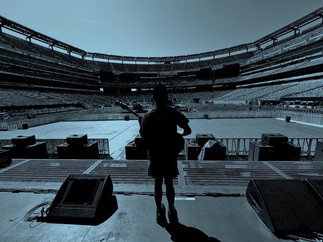 MCROfficialST's tweet photo. “I grew up 15 minutes from @metlifestadium , and was always at the Meadowlands. To say it was a dream to play there would be an understatement. Thank you New Jersey - THAT was one hell a homecoming!!! I’ll see you in Philadelphia this Friday to do it again!” Via Mikey Way IG https://t.co/FtUrIPLrRB