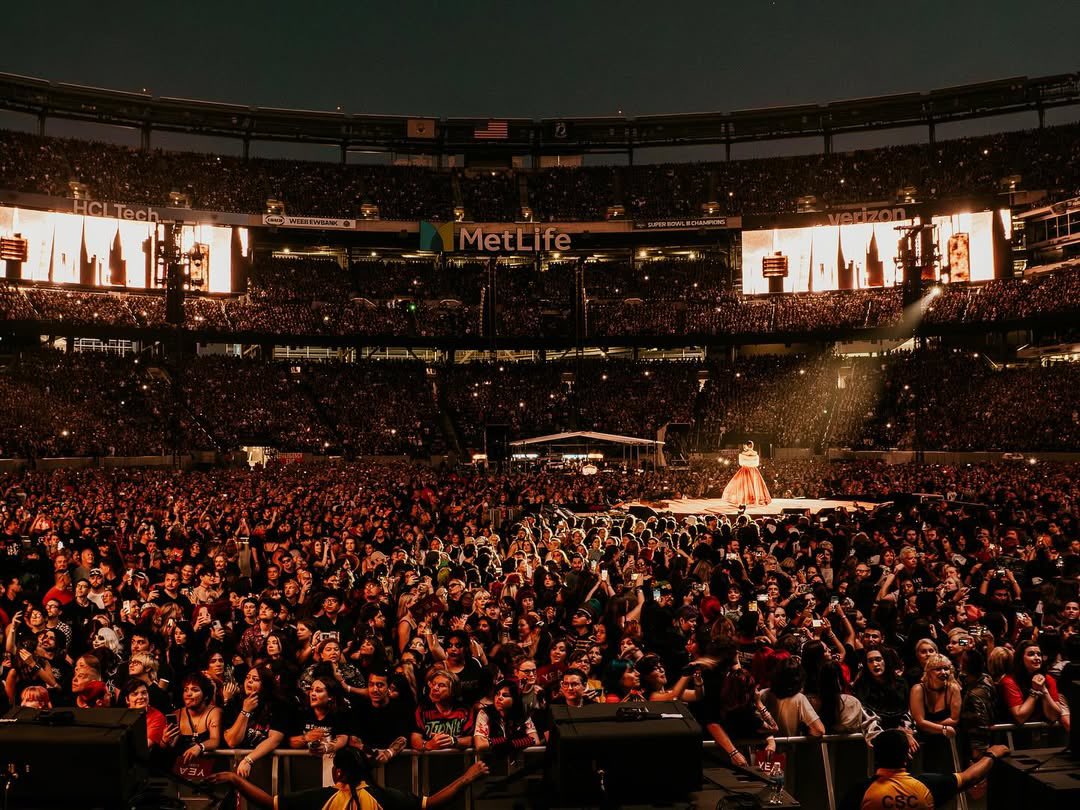 MCROfficialST's tweet photo. “I grew up 15 minutes from @metlifestadium , and was always at the Meadowlands. To say it was a dream to play there would be an understatement. Thank you New Jersey - THAT was one hell a homecoming!!! I’ll see you in Philadelphia this Friday to do it again!” Via Mikey Way IG https://t.co/FtUrIPLrRB