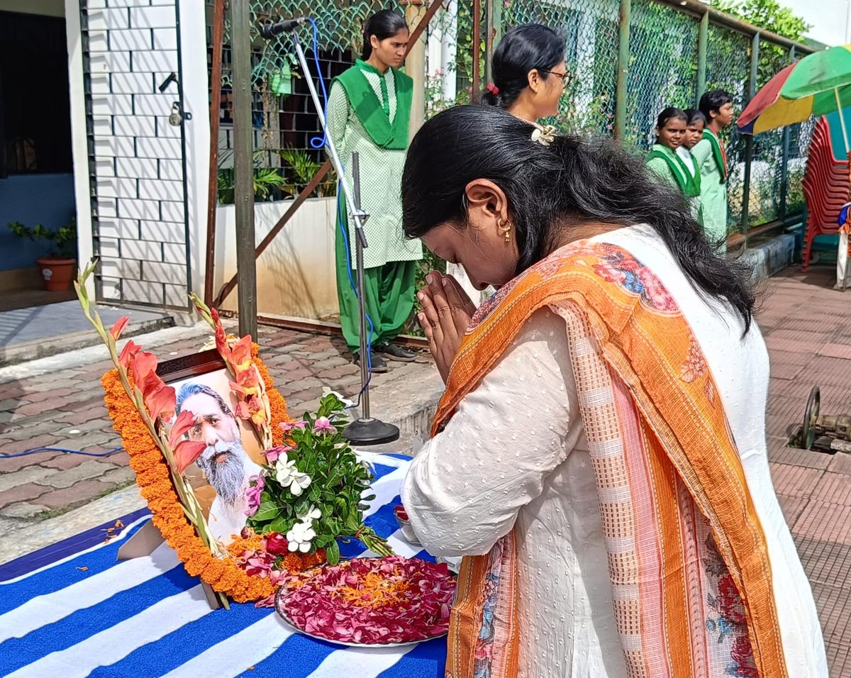 JepcJharkhand's tweet photo. आज राज्य के सभी सरकारी विद्यालयों में स्वर्गीय श्री शिबू सोरेन जी की पावन स्मृति में मौन सभा आयोजित की गई। इस अवसर पर छात्र-छात्राओं ने प्रार्थना सभा के दौरान 'दिशोम गुरु' के संघर्षों, बलिदानों और समाज सुधार हेतु उनके अद्वितीय योगदान को जाना।

उनके जीवन की संघर्षगाथा ने स्कूली बच्चों में सेवा, संघर्ष और समर्पण की भावना का संचार किया। बच्चों ने यह संकल्प लिया कि वे भी अपने जीवन में सत्य, न्याय और समाज सेवा के मूल्यों को अपनाकर देश और समाज के विकास में योगदान देंगे।

🙏 श्रद्धेय श्री गुरूजी को शत्-शत् नमन। 🙏
#ShibuSoren #Tribute @JharkhandCMO @HemantSorenJMM @prdjharkhand