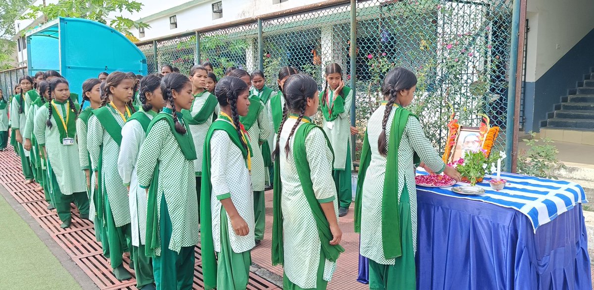 JepcJharkhand's tweet photo. आज राज्य के सभी सरकारी विद्यालयों में स्वर्गीय श्री शिबू सोरेन जी की पावन स्मृति में मौन सभा आयोजित की गई। इस अवसर पर छात्र-छात्राओं ने प्रार्थना सभा के दौरान 'दिशोम गुरु' के संघर्षों, बलिदानों और समाज सुधार हेतु उनके अद्वितीय योगदान को जाना।

उनके जीवन की संघर्षगाथा ने स्कूली बच्चों में सेवा, संघर्ष और समर्पण की भावना का संचार किया। बच्चों ने यह संकल्प लिया कि वे भी अपने जीवन में सत्य, न्याय और समाज सेवा के मूल्यों को अपनाकर देश और समाज के विकास में योगदान देंगे।

🙏 श्रद्धेय श्री गुरूजी को शत्-शत् नमन। 🙏
#ShibuSoren #Tribute @JharkhandCMO @HemantSorenJMM @prdjharkhand