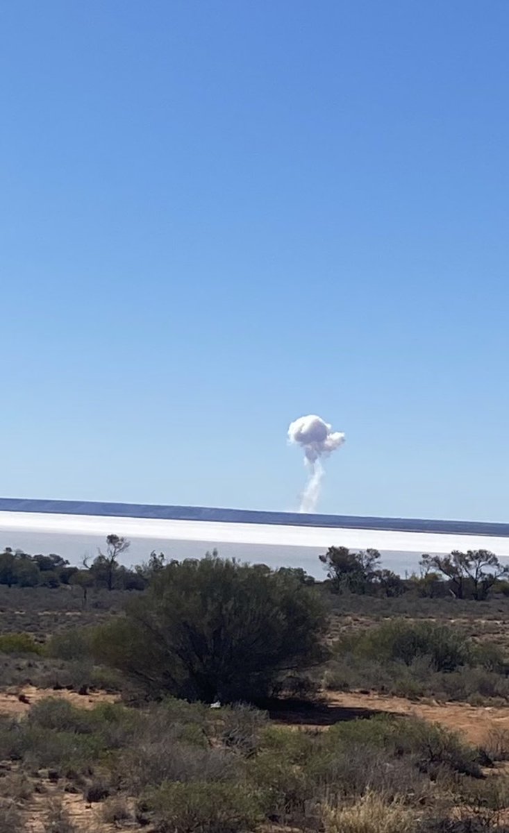 grantm_60's tweet image. Just got to our campsite at Lake Hart and saw this😳Been off grid for a bit, so tell me- Have Putin or Xi Xi started firing nukes 😱 #vanlife #greynomads