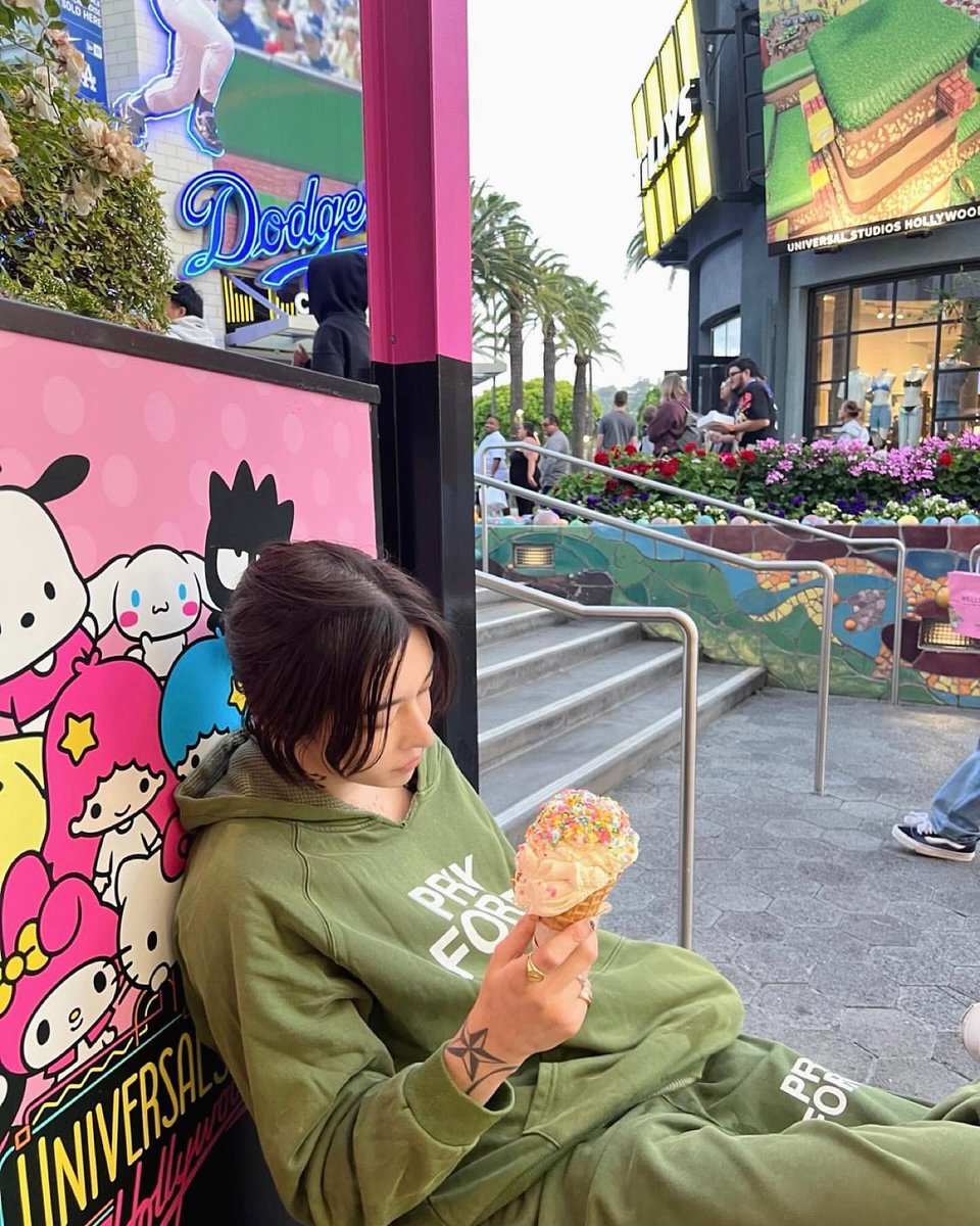 lorensxxx's tweet photo. bet you wanna be that ice cream https://t.co/kpoK9E8J8Y