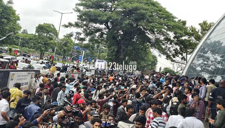 123telugu's tweet photo. Photos : #PrasadMultiplex Sees Massive Turnout for #War2 & #Coolie
https://t.co/ThAHybOJup
#123telugu https://t.co/645mTov0uN