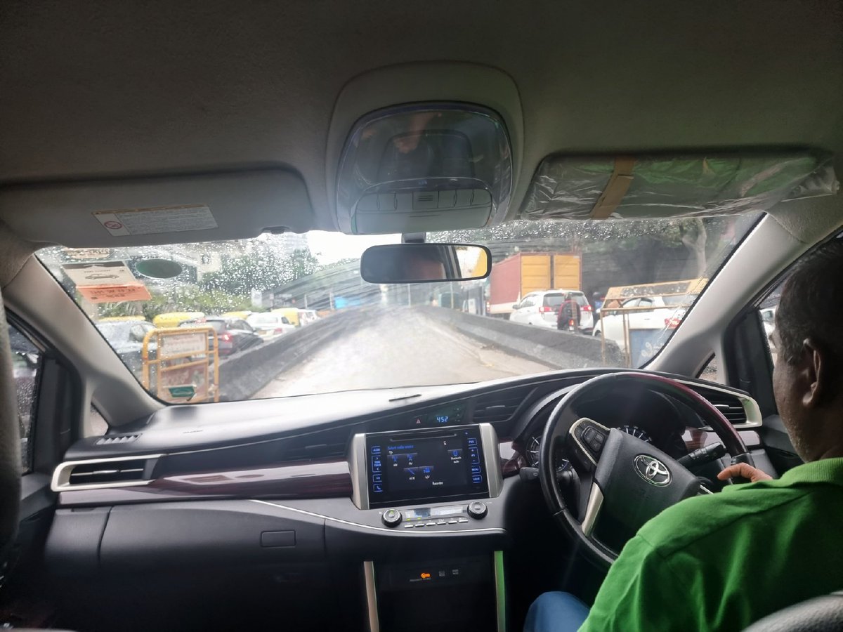 DocSurekha's tweet photo. "Serenity is when you find peace in the midst of chaos.” 
A scene at Richmond flyover entrance, where both roads on either side are jampacked, while the flyover is empty.. https://t.co/t6GkCHqtpQ
