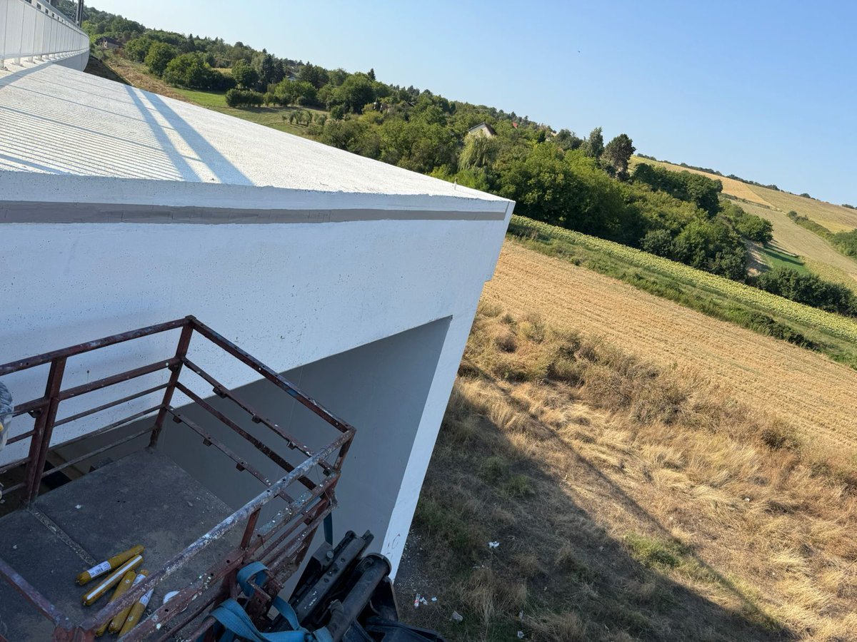 Инфраструктура железнице Србије у најкраћем року отклонила је недостатке естетске природе, који су се пре неколико дана појавили на потпорном зиду на око двеста метара од старе железничке станице Чортановци ка Бешкој.