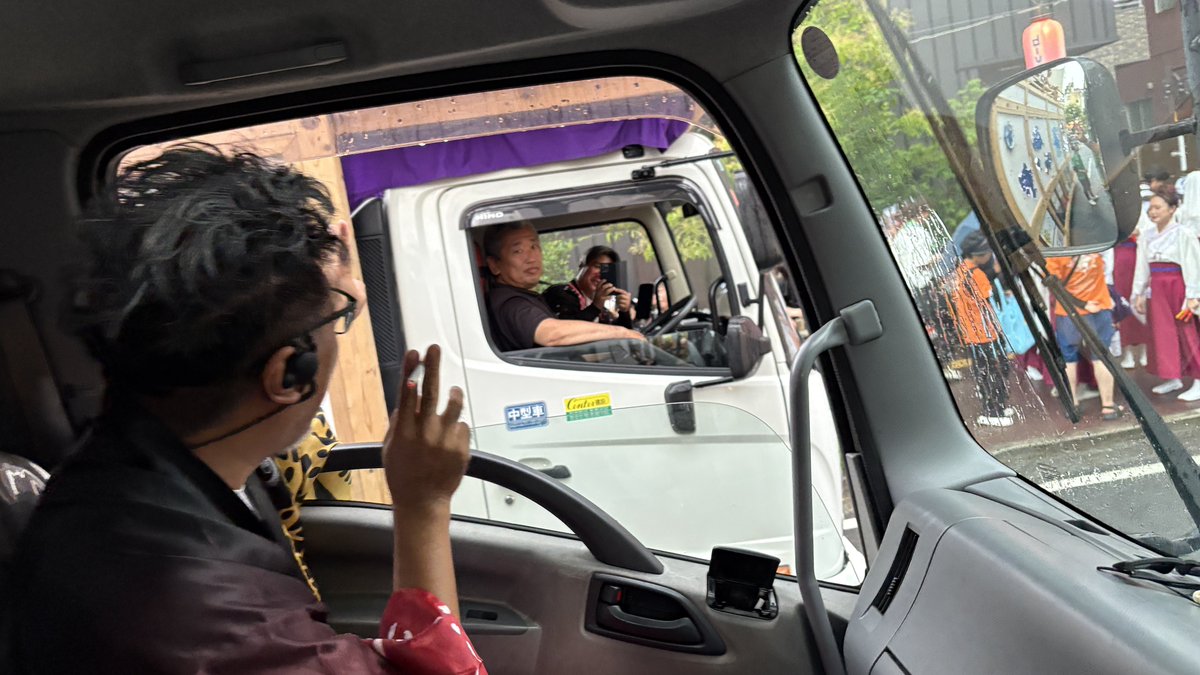 去年２日ぶっ続けで地方車運転した自分も
なんなら今までずっと１人で２日間運転してきたこじまるさんも
さらにさらにそれをン10年続けている横川さんもすげえ😅

半クラ地獄で左脚酷使してたった１日でこの有様ｗｗｗｗｗ

#魂響