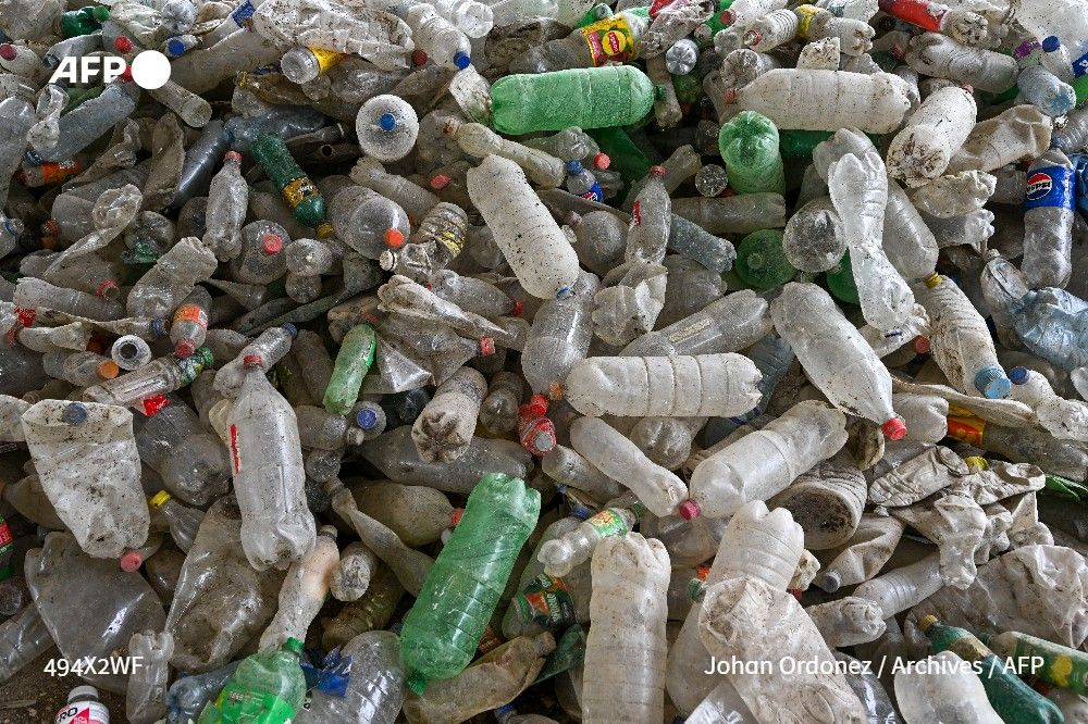 afpfr's tweet photo. Les diplomates de 184 pays n'ont que quelques heures pour tenter de forger un texte qui établirait un premier traité international de lutte contre la pollution plastique, après le rejet massif mercredi d'un projet de texte de synthèse.
L'article : ➡️ https://t.co/PhYchS8LTG https://t.co/nYF5Lt11aV