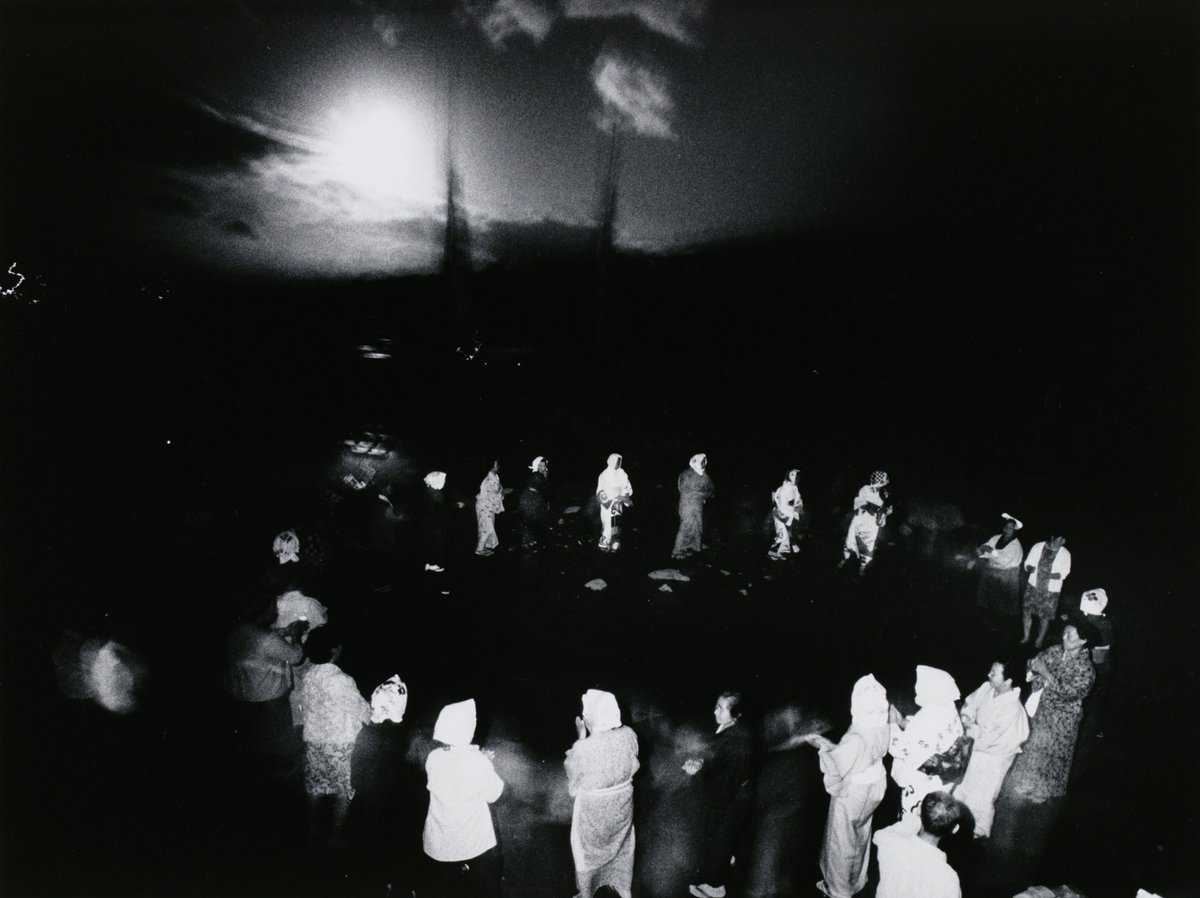 「TOPコレクション トランスフィジカル」展では、内藤正敏氏の代表作〈婆バクハツ！〉(1968-69年)を展示中です。ストロボ撮影を駆使して恐山の盆踊り等を撮影、あの世と現世を結ぶ魂の乱舞をダイナミックに可視化しました。内藤氏のご逝去を悼み謹んでご冥福をお祈り申し上げます。