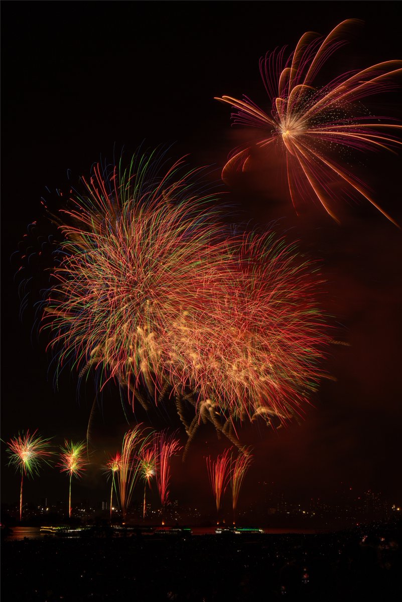 epasha_dot_net's tweet photo. 昨日に続き、花火大会の余韻をもう一枚🎆
夜空を駆ける一輪と、色鮮やかな花火の海。
あの夏の熱気が、また蘇る✨

#第41回市川市民納涼花火大会 #江戸川区花火大会 https://t.co/dTJaushWFQ