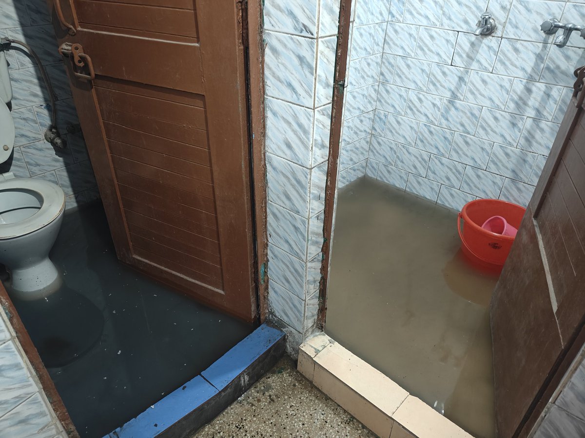 ReemaRoy212's tweet photo. This is the condition of DDA Flats in Delhi, thanks to the rains and the efforts of road repairs our hon'ble CM @gupta_rekha the already non existent drain lines are blocked and as I tweet this I am stuck on a flooded road

#HappyIndependenceDay #DelhiRains #IndependenceDay2025 https://t.co/9ndFYiytak
