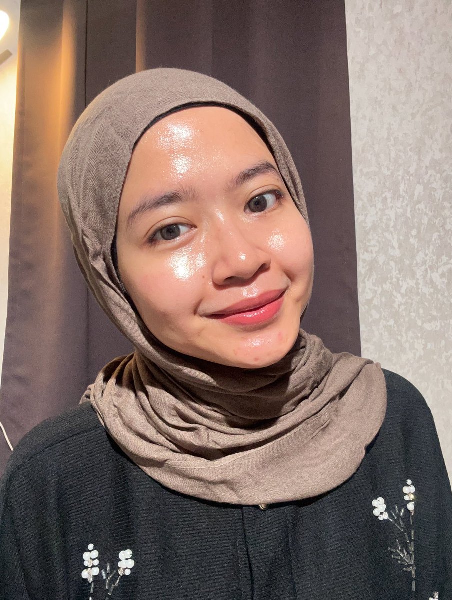 kforkinsley's tweet photo. Diantara kedua moisturizer itu, yang lagi sering bgt aku pake Melano CC Vitamin C Brightening Moisturizer.
Dijadiin skinprep before makeup juga CAKEP & MAKEUP NYATU😭✨
#BrightSkinAsYouC #MelanoCCID #CtheDifference https://t.co/pPK1ltreB1