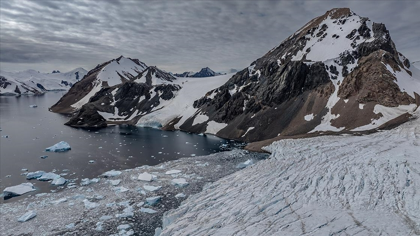 İnsan kaynaklı iklim krizinin etkisiyle dünya buzulları rekor hızda eriyor; 2023 yılında 600 milyar ton buzul kaybı yaşanırken, uzmanlar bu durumun 2050 sonrası için su kaynakları ve yaşam alanları açısından ciddi bir tehdit oluşturduğunu belirtiyor

karar.com/dunya-haberler…