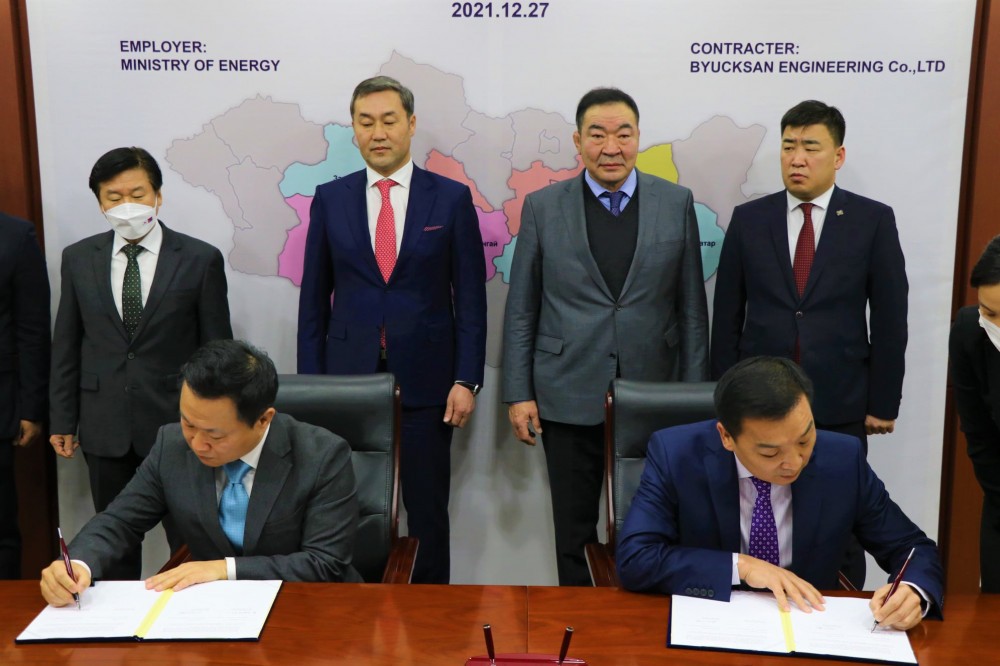 10 аймагт дулааны станц барина гээд Экзим банкнаас 110 сая ам долларын зээл авсан. Тендерт шалгарсан компани нь дампуурлаа зарлачихсан, арав байтугай ганц ч станц байгуулагдаагүй.
Зээлийн хүүнд нь өнгөрсөн хугацаанд хэдийг төлсөн бэ? 2029 оноос үндсэн зээлээ төлж эхэлнэ, хэн