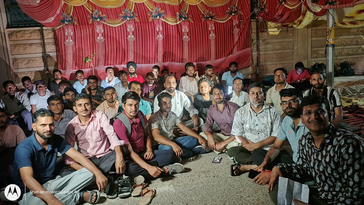 sanjaymundel2's tweet photo. पिछले 2 वर्ष से पीड़ित नव चयनितों को नियुक्ति प्रदान कर उन्हें राहत देने का कार्य करे।
#लेवल2नवचयनित_नियुक्ति_दो
@RajCMO 
@BhajanlalBjp 
@SKT_Chaudhary 
@saten_08 
@JATbera1 
@Radhemahwa 
@BJP4Rajasthan 
@madandilawar https://t.co/nb9DG2KfXy