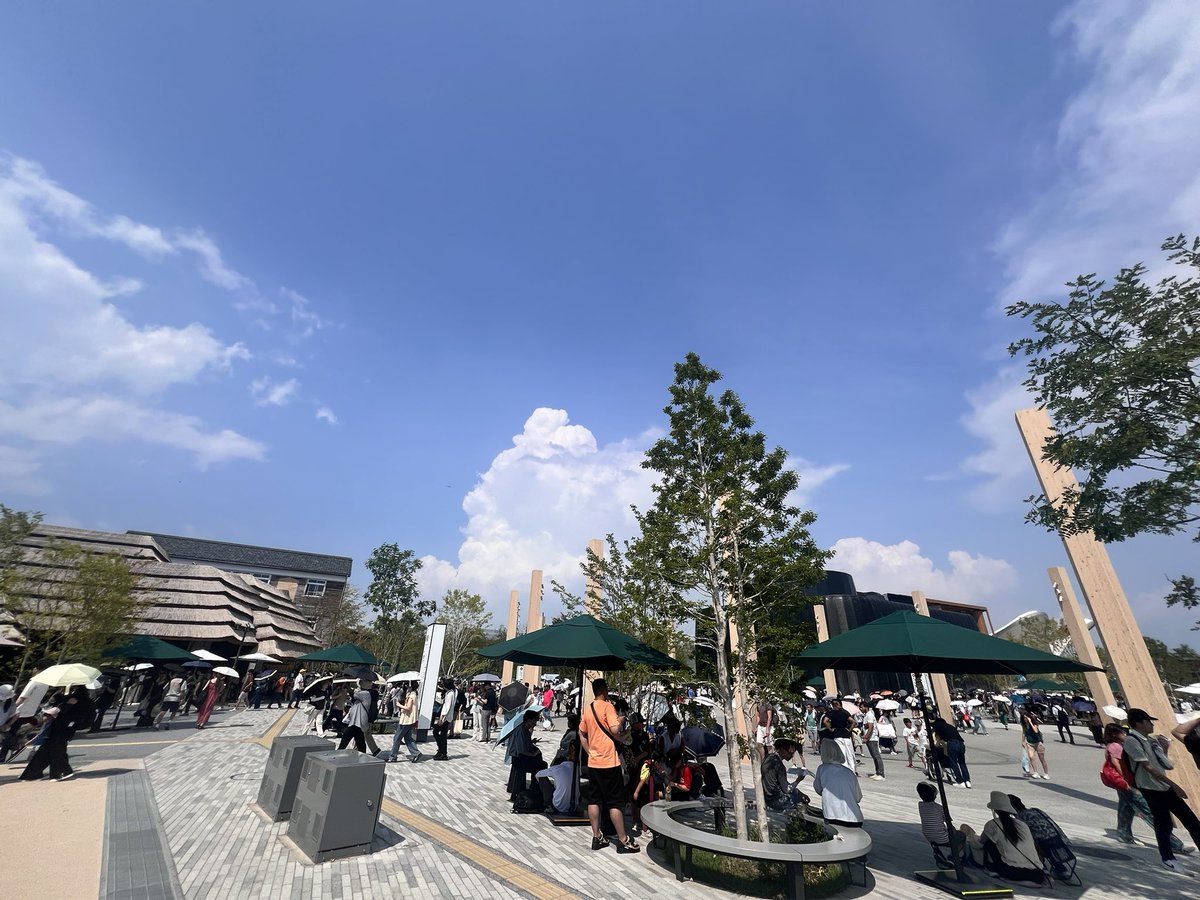 prisoner_of_sky's tweet photo. 昨日の騒動で行くか躊躇してましたが、朝情報集める感じでは遅延オープンながらも通常営業な感じだったので13回目の万博in。
本当にスタッフ・関係者様には頭が下がります。ゲートの混乱はありつつも平常通りの賑わいです https://t.co/CnBfUBj751