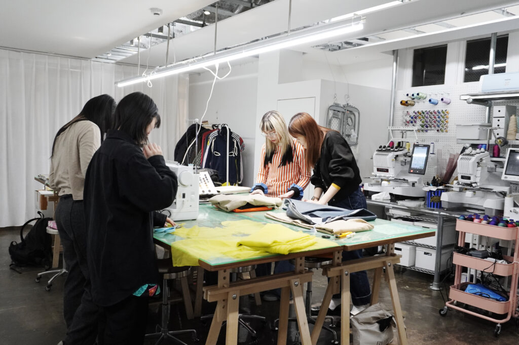 shiftC_jp's tweet photo. ランチタイムニュース🧵🧶是非チェックしてみてください👇

原宿にあるアップサイクルを楽しめるコミュニティ「NewMake Labo」で、小学生ぶりにミシンを使ってみた | Shift C https://t.co/CwuIxxnCG0 

@NewMakelabo 
#ShiftC #エシカルファッション https://t.co/8GtisxUMij