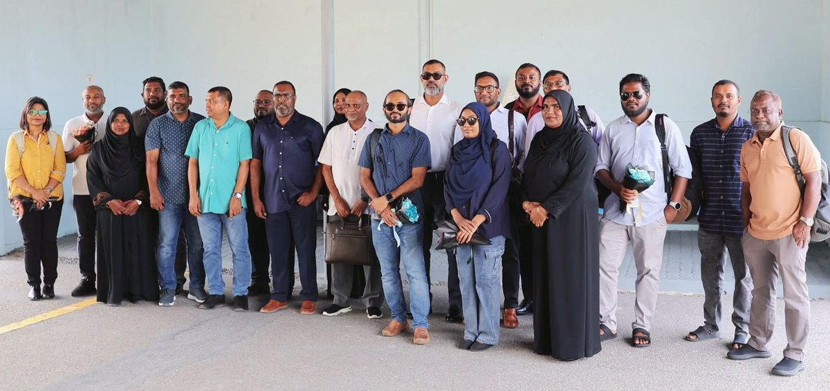 MoHmv's tweet photo. ލާމަސީލު ސަރޖިކަލް ކޭމްޕް ފެށުމަށްޓަކައި ހެލްތު މިނިސްޓްރީގެ އިސްވެރިން ލ. އަތޮޅަށް ވަޑައިގެންފި. https://t.co/ZmbiXjXuU6