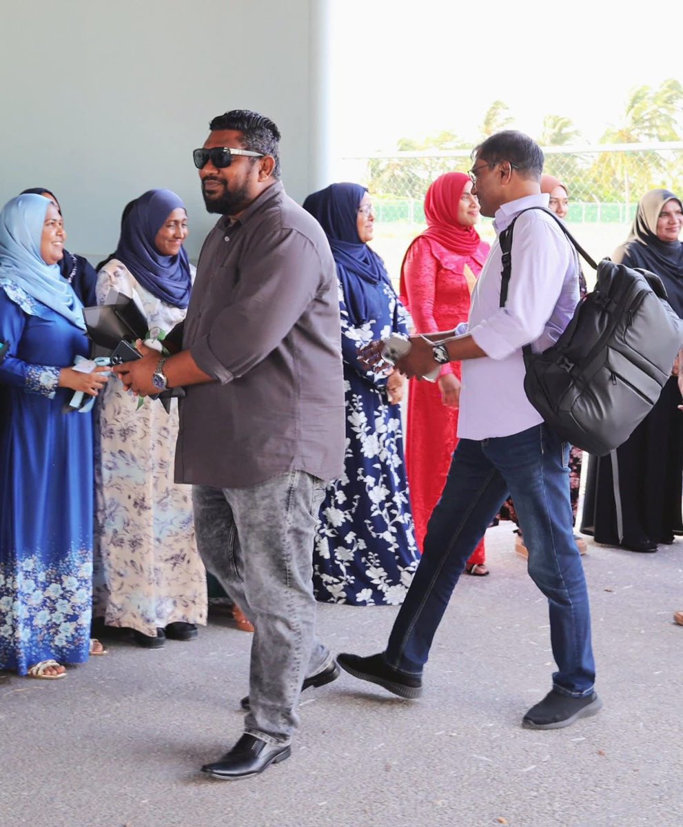 MoHmv's tweet photo. ލާމަސީލު ސަރޖިކަލް ކޭމްޕް ފެށުމަށްޓަކައި ހެލްތު މިނިސްޓްރީގެ އިސްވެރިން ލ. އަތޮޅަށް ވަޑައިގެންފި. https://t.co/ZmbiXjXuU6