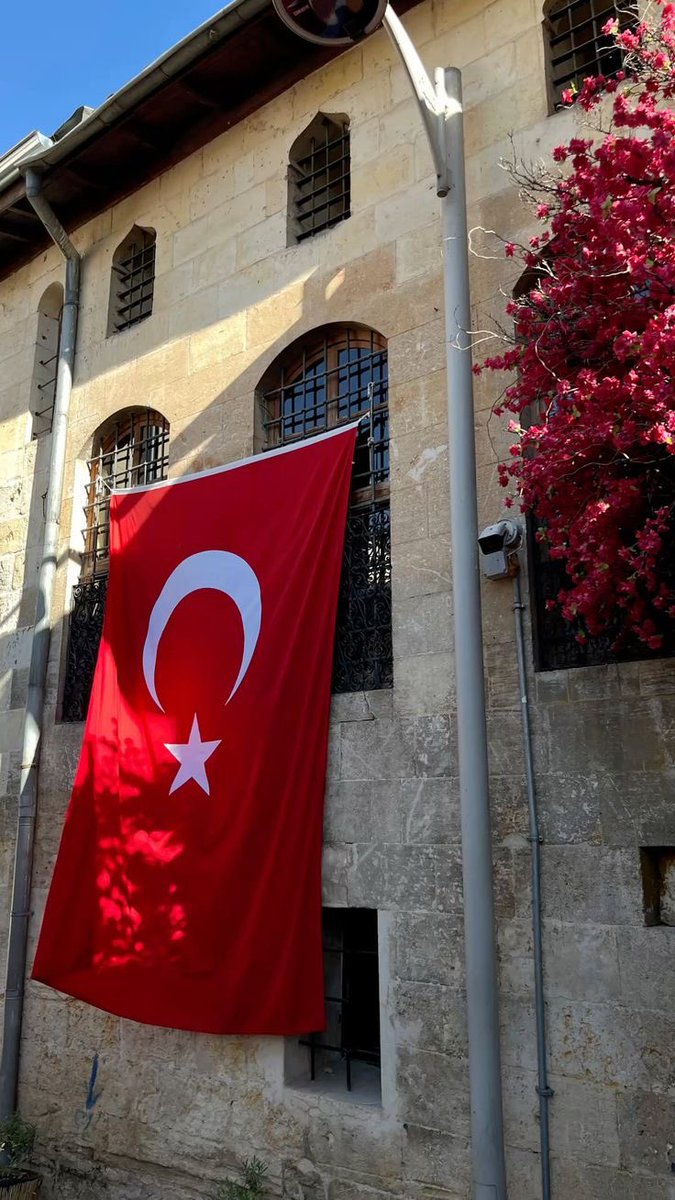 Her yerde dalgalan şanlı bayrağım.