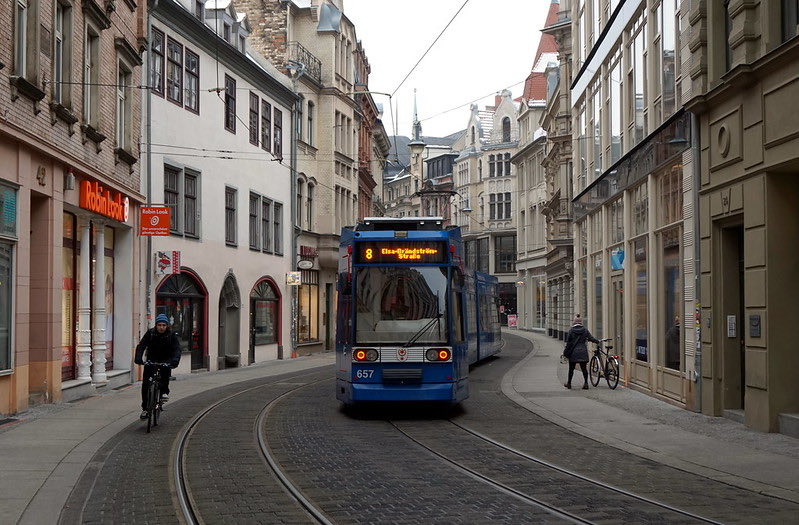Germany may be the land of Autobahns and Audis, but its true urban workhorse is the Straßenbahn, or ‘street train’. While Britain and North America tore up their trams after World War II, Germany kept, and modernised, theirs. Why does this matter…? 🧵