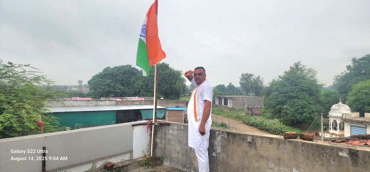 solankithakur3's tweet photo. आदरणीय प्रधानमंत्री श्री Narendra Modi  जी के आह्वान पर आरंभ हुए #हर_घर_तिरंगा अभियान के तहत, आज तरनोद  निज निवास पर राष्ट्रध्वज तिरंगा फहराकर मातृभूमि के प्रति अपनी अटूट निष्ठा और गौरव का भाव व्यक्त किया।
@BJP4MP
@DrMohanYadav51 
@BJP4India https://t.co/n3yM4itZne