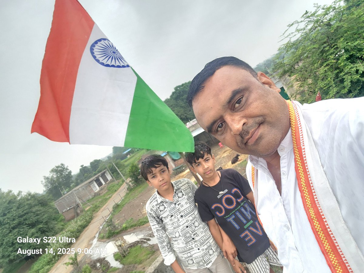 solankithakur3's tweet photo. आदरणीय प्रधानमंत्री श्री Narendra Modi  जी के आह्वान पर आरंभ हुए #हर_घर_तिरंगा अभियान के तहत, आज तरनोद  निज निवास पर राष्ट्रध्वज तिरंगा फहराकर मातृभूमि के प्रति अपनी अटूट निष्ठा और गौरव का भाव व्यक्त किया।
@BJP4MP
@DrMohanYadav51 
@BJP4India https://t.co/n3yM4itZne